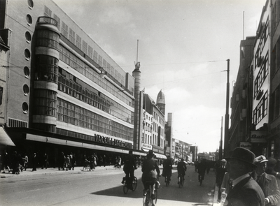 403903 Gezicht in de Lange Viestraat te Utrecht, met links het warenhuis van Vroom & Dreesmann (Lange Viestraat 5-13).